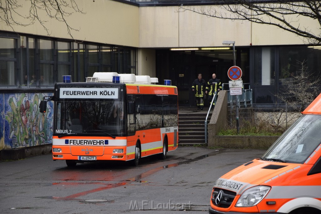 Einsatz BF Koeln Schule Burgwiesenstr Koeln Holweide P009.JPG - Miklos Laubert